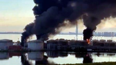 Captura del vídeo publicado en X por el presidente de Ucrania, Volodímir Zelenski, mostrando el ataque ucraniano contra la terminal petrolera del puerto ruso de San Petersburgo