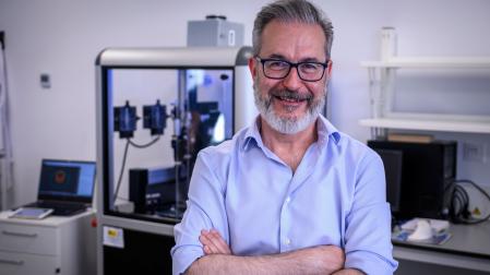 El investigador principal del estudio para unos nuevos recubrimientos de prótesis óseas es Juan Carlos Sánchez, del Instituto de Ciencia de los Materiales del CSIC y la US