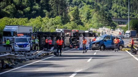 Foto del accidente en la AP-8 en Elgoibar en el que han fallecido cinco policías forales.