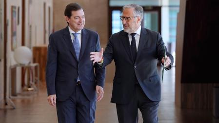 El presidente del PP de Castilla y León, Alfonso Fernández Mañueco (i) y el portavoz de Vox en las Cortes, Carlos Pollán (d), informan sobre el acuerdo de gobierno entre ambas formaciones