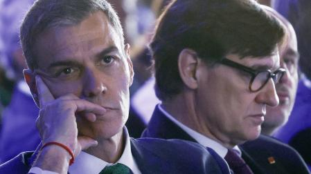 El presidente del Gobierno, Pedro Sánchez junto al presidente de la Generalitat, Salvador Illa, en el Palau de Congressos de Catalunya.