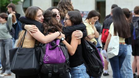 Un grupo de alumnas de Bachillerato se abrazan en la UPNA, antes de comenzar el martes las Pruebas de Acceso a la Universidad (PAU).