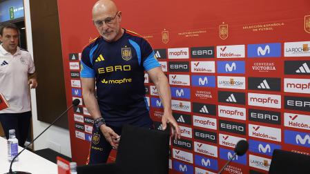 El entrenador de la selección española, Luis de la Fuente, durante la rueda de prensa posterior al entrenamiento realizado este miércoles en la Ciudad del Fútbol de Las Rozas