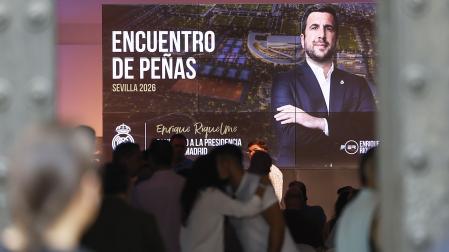 El candidato a la presidencia del Real Madrid, Enrique Riquelme, asiste a un encuentro con las peñas celebrado en Sevilla
