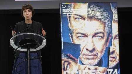 Maialen Beloki, directora del Festival, junto al cartel protagonizado por Ricardo Garín