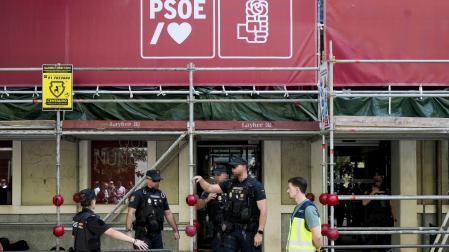 Agentes durante la inspección de la sede del PSOE en Ferraz el pasado 27 de mayo