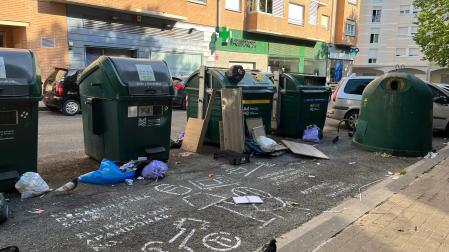 Basura tirada junto a un grupo de contenedores que entran en la campaña de sensibilización, en Burlada. La imagen se tomó este domingo 31 de mayo.