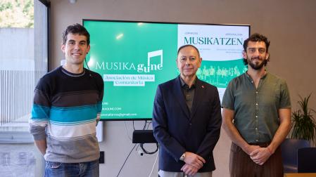 De izquierda a derecha: Iñigo Mikeleiz Berrade, José Ángel Andrés y Miguel Nuño Viguria ayer en la presentación de las ‘Jornadas Musikatzen’.