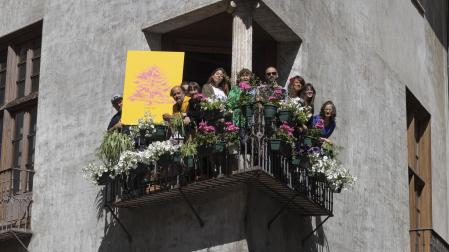 El balcón esquinero de Condestable, este miércoles, con plantas y flores para esta edición de Arbola