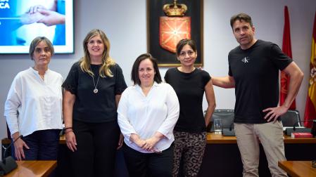 Izda a dcha: Ana Aríztegui (Colegio), Josune Silanes (SATSE), Pilar Sola (Colegio), Cristina Ibáñez (jefa Unidad) y Pedro Aicua (SATSE).