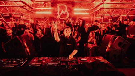 El fundador de Blackworks, Dani Novoa, pincha en una fiesta en Valencia