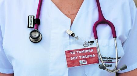 Concentración en el hospital de Estella en el contexto de las protestas médicas de abril