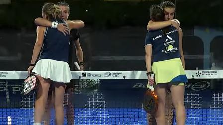 Marta Ortega y Martina Calvo saludan a Agueda Perez y Lucía Martínez al finalizar el encuentro