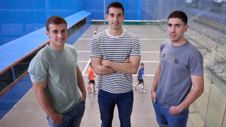 A* Jesús Garzaron Arai Murillo, Luis Sánchez y Aingeru de la Fuente en el trinquete de Mendillorri donde se medirán el viernes a cuatro pelotaris franceses especialistas en este tipo de cancha.jesús garzaron