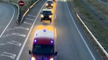 El cortejo fúnebre con los cuerpos de los agentes de la Policía Foral fallecidos, a su paso por Zuasti