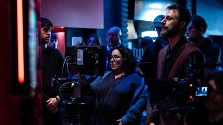 La directora Arantxa Echevarría junto al actor Hugo Silva en el rodaje de 'Cada día nace un listo'