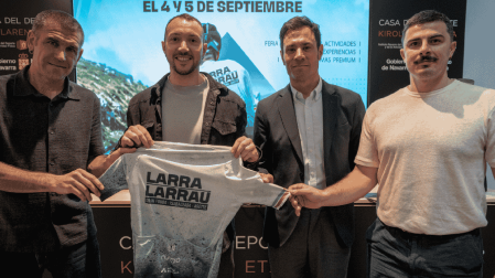 Este año la Larra Larrau cuenta con un maillot diseñado por Biorracer en exclusiva para la prueba. (izd a dcha: Aitor Pérez (Concejal ayto Isaba) Julen Garjón, (Responsable Larra Belagua Nicdo), Jose Javier Prieto (dtor ventas Unsain) Alejandro De la Rosa (intermorea/intersport)
