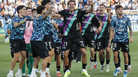 Los jugadores del Málaga celebran la victoria tras el partido de la última jornada de LaLiga Hypermotion contra el Real Zaragoza