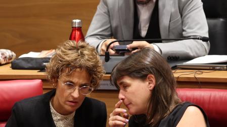 A:  EDUARDO BUXENS F:    04  JUNIO 2026 L:   PAMPLONA , PARLAMENTO DE NAVARRA T: PARLAMENTO DE NAVARRA - PLENO ,  MINUTO DE SILENCIO POR LOS POLICÍA FALLECIDOS EN ACCIDENTE DE TRÁFICO