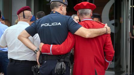 Fotos de la despedida en el tanatorio a los policías forales fallecidos