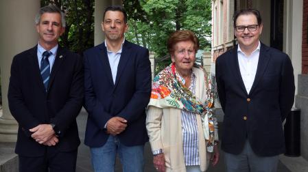 Tomás Rubio, presidente del Colegio Oficial de Médicos de Navarra, junto al premiado David González Moreno, María Antonia Soto, hija de Federico Soto, y Fco. Javier Olivar de Julián, también premiado.