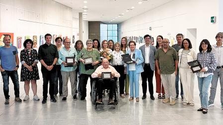 Homenajeados, representantes institucionales y municipales posaron en el centro cultural tras terminar el acto