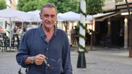 Carlos Herrera posa para 'Diario de Navarra' en la Plaza del Salvador, corazón del casco antiguo de Sevilla