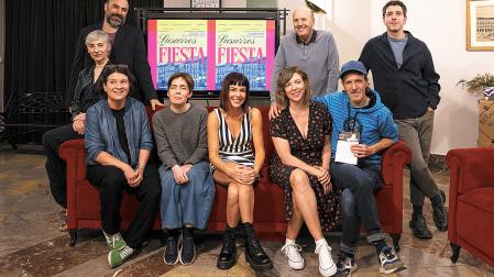 Arriba, de izquierda a derecha: Asier Andueza, dramaturgo de ‘I love Sanfermines’, y los intérpretes Marta Juániz, José María Asín y Oier Zúñiga. Abajo: de izquierda a derecha: las dramaturgas Laura Laiglesia (’A raticos’) y Laura Molpeceres (’Encierro’), las directoras, Iratxe García Úriz y Leire Ruiz, y Txori García Úriz