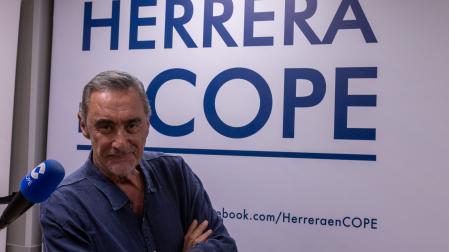 Carlos Herrera, al lado del micrófono en el estudio central de COPE Sevilla