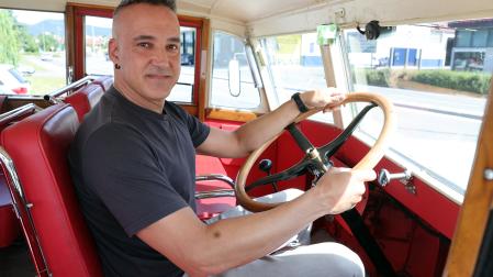 Javier Navarro Beunza, al volante del autobús que se matriculó el 10 de junio de 1926.