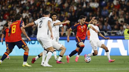 El centrocampista español Mikel Merino conduce el esférico entre rivales de Irak