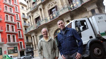 Gorka Asiáin Riezu y Patxi León Goñi, este viernes 5 de junio en la plaza del Ayuntamiento de Pamplona. Eran las 10 de la mañana y justo en ese momento operarios de la limpieza con un camión limpiaban la plaza de los Burgos.