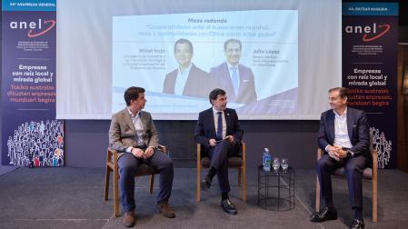 Mikel Irujo, Ignacio Ugalde y José López Castaño durante la mesa redonda