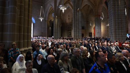 Interior de la Catedral de Pamplona durante el funeral de los policías forales fallecidos en Elgoibar