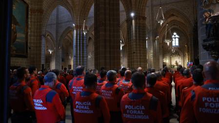 Emotivo funeral en la Catedral de Pamplona por los cinco policías forales fallecidos en un accidente de tráfico en Elgoibar