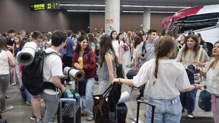 Fotos de la salida de jóvenes navarros hacia Madrid para ver a León XIV.