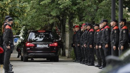 Miembros del Grupo Operativo de Intervención y del GIE de la Policía Foral, ayer, en el cementerio de Pamplona