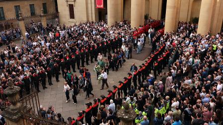 Agentes de la Policía Foral hacen el pasillo a los familiares de los compañeros fallecidos tras el funeral celebrado en Pamplona