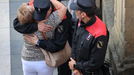 Agentes de Intervención, compañeros de los fallecidos, recibieron muestras de afecto