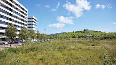 Vista del terreno de Pamplona donde se plantea construir un civivox que EH Bildu anuncia que financiaría con ingresos de la última promoción que se desarrolla en término ahora de Burlada
