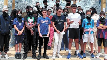Jóvenes del colegio público de Larraga, bajo el refugio climático