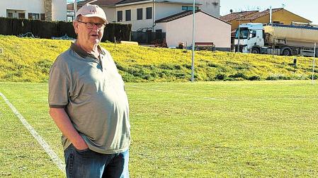 José Arregui, en el campo de fútbol de Garínoain, que lleva su nombre y donde juega el Lagun Artea