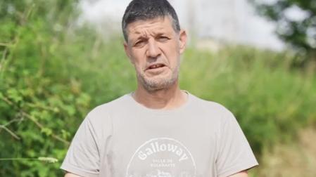 De la tranquila Azoz, en Ezcabarte, a la más bulliciosa Pamplona. Algunas de las vacas y terneras de la raza escocesa Galloway del ganadero Adelardo Paternáin Cadena, de 51 años, han dado el salto “del pueblo a la ciudad”. Sin dejar el monte San Cristóbal-Ezkaba, donde hace nueve años las empezó a criar y desde donde también han salido, junto a las de Sergio Cobo, de Osacáin (Olaibar), a zonas como Legarda para limpiar la vegetación que crece en zonas arbóreas y de matorral y que tanto contribuye, al secarse, a propagar incendios.