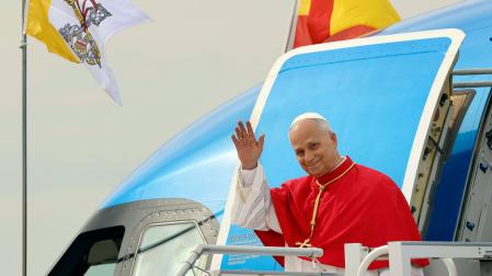 El papa León XIV saluda a su llegada al aeropuerto de Adolfo Suárez Madrid-Barajas, este sábado, para iniciar su primera visita apostólica a España hasta el 12 de junio