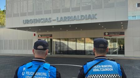 Los dos agentes frente al edificio de Urgencias del Hospital García Orcoyen.