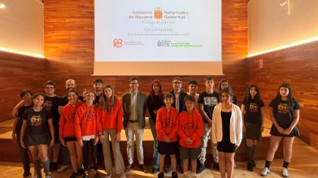 Los equipos ganadores de esta nueva edición del certamen Consumópolis, junto a autoridades.