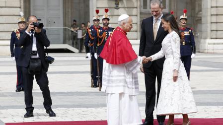 MADRID, 06/06/2026.- El papa León XIV es recibido por el rey Felipe IV y la reina Letizia en la Plaza de la Armería del Palacio Real, donde tiene lugar la ceremonia de bienvenida al Sumo Pontífice que inicia este sábado en la capital un viaje de seis días a España. EFE/Chema Moya