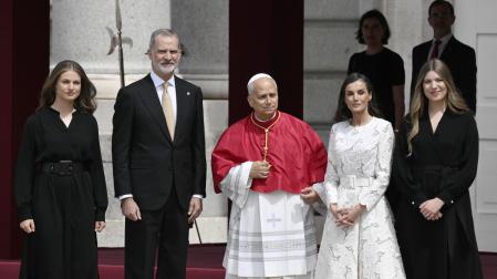 Madrid (Spain), 06/06/2026.- Spain's King Felipe VI (2-L) and Queen Letizia (2-R), Princess Leonor (L) and Princess Sofia (R) welcome Pope Leo XIV (C) at the Royal Palace in Madrid, Spain, 06 June 2026. Pope Leo XIV is undertaking an official six-day visit to Spain from 06 to 12 June 2026 covering Madrid, Barcelona, and the Canary Islands. (Papa, España) EFE/EPA/CIRO FUSCO