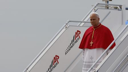 El papa León XIV baja la escalera del avión de ITA Airways en el que ha viajado a su llegada al aeropuerto de Adolfo Suárez Madrid-Barajas.