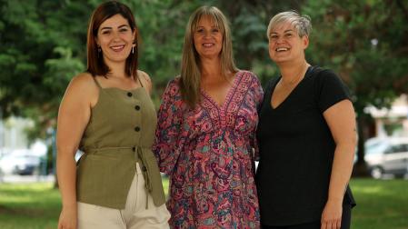 De izda a dcha, las fundadoras de la asociación Alidena: Ane Sánchez Jiménez (presidenta), Kontxi Arroyo Hermosilla (tesorera) y Estela Gómez Catalán (vicepresidenta), ayer en Barañain.